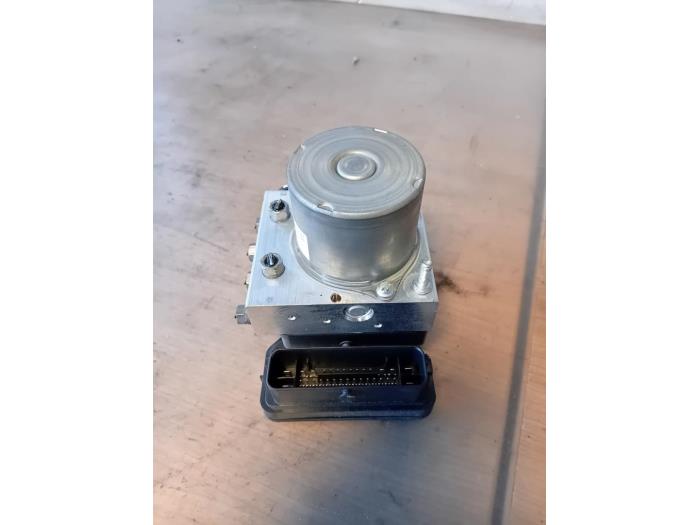 Begagnade ABS-pump Citroen Jumpy 2.0 Blue HDI 145 Pris på förfrågan erbjuds av Autohandel-Smet Gebroeders NV