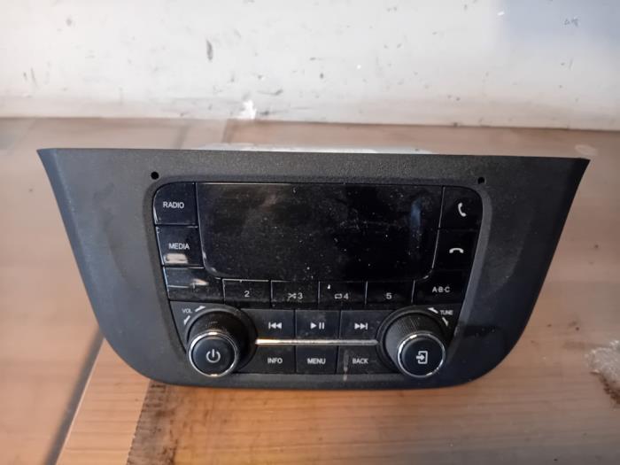 Używane Radio Iveco New Daily VI 33S14, 35C14, 35S14 Cena na żądanie oferowane przez Autohandel-Smet Gebroeders NV