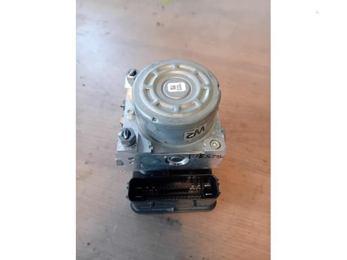Begagnade ABS-pump Ford Fiesta 7 1.0 EcoBoost 12V 100 Pris på förfrågan erbjuds av Autohandel-Smet Gebroeders NV