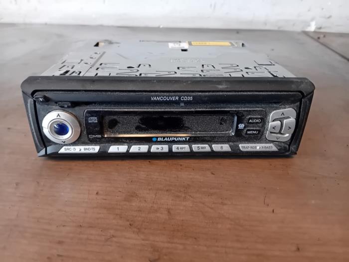 Używane Radioodtwarzacz CD Volkswagen Transporter/Caravelle T6 2.0 TDI DRF Cena na żądanie oferowane przez Autohandel-Smet Gebroeders NV