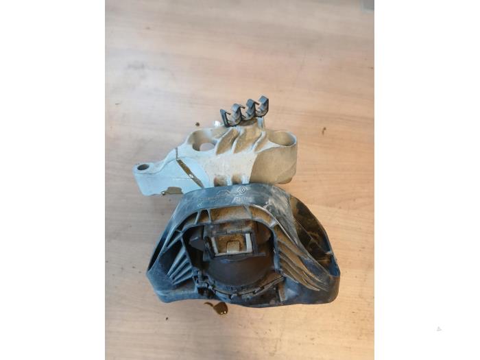 Used Engine mount Renault Captur I (2R) 1.5 Energy dCi 90 FAP Price on request offered by Autohandel-Smet Gebroeders NV