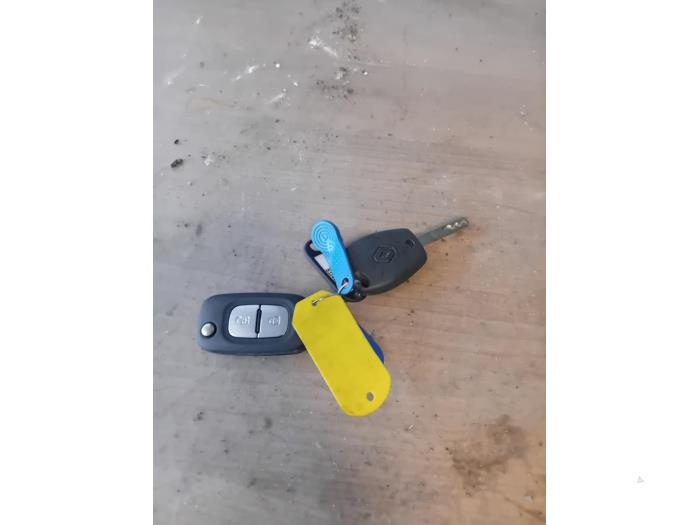 Używane Klucz Renault Master III (EV/HV/UV/VA/VB/VD/VF/VG/VJ) Cena na żądanie oferowane przez Autohandel-Smet Gebroeders NV