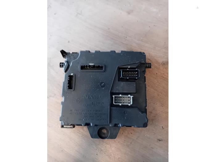 Używane Modul (rózne) Renault Master III (EV/HV/UV/VA/VB/VD/VF/VG/VJ) Cena na żądanie oferowane przez Autohandel-Smet Gebroeders NV