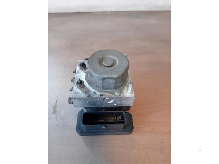 Begagnade ABS-pump Renault Clio IV (5R) 1.5 dCi 75 FAP Pris på förfrågan erbjuds av Autohandel-Smet Gebroeders NV