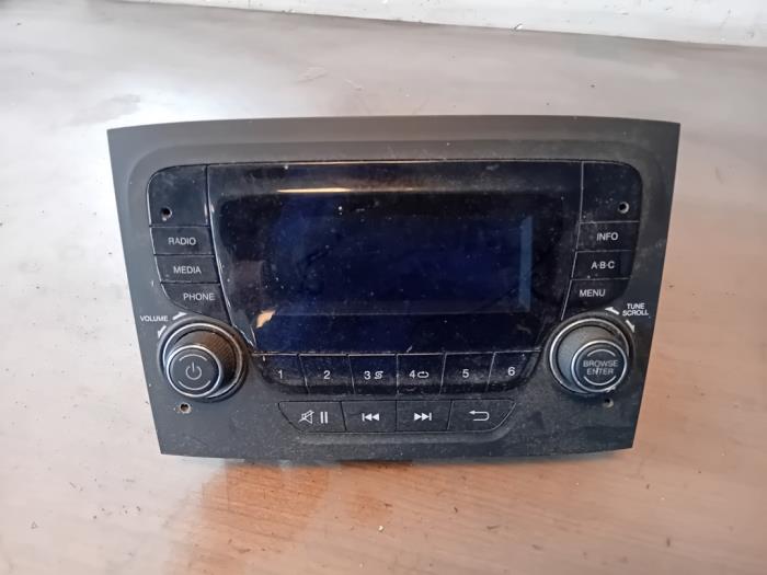 Używane Radio Fiat Doblo Cargo (263) 1.3 D Multijet Cena na żądanie oferowane przez Autohandel-Smet Gebroeders NV