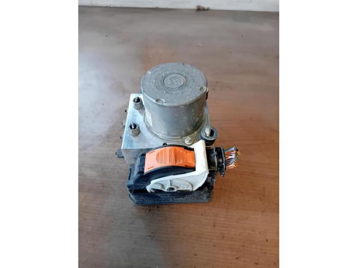 Begagnade ABS-pump Citroen Berlingo 1.5 BlueHDi 100 Pris på förfrågan erbjuds av Autohandel-Smet Gebroeders NV