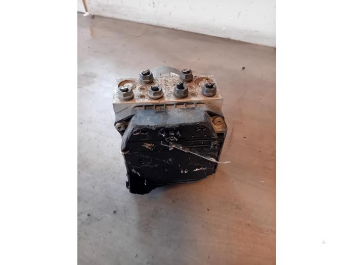 ABS Pumpe van een Volkswagen Tiguan (5N1/2) 2.0 TDI DRF 16V 4Motion 2011