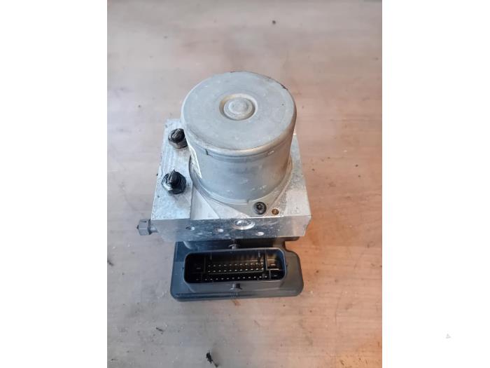 Begagnade ABS-pump Hyundai i20 1.2i 16V Pris på förfrågan erbjuds av Autohandel-Smet Gebroeders NV