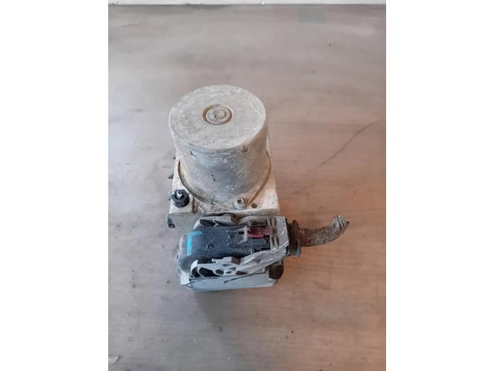 Begagnade ABS-pump Kia Picanto (TA) 1.0 12V Pris på förfrågan erbjuds av Autohandel-Smet Gebroeders NV