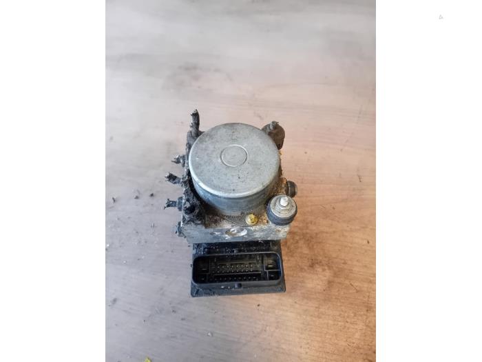Begagnade ABS-pump Opel Corsa III 1.3 CDTI 16V 75 Pris på förfrågan erbjuds av Autohandel-Smet Gebroeders NV