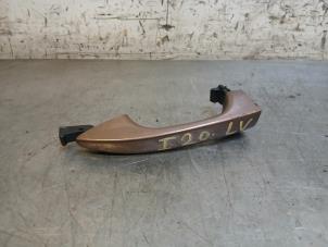 Used Door handle 4-door, front left Hyundai i20 (GBB) 1.2i 16V Price on request offered by Autohandel-Smet Gebroeders NV
