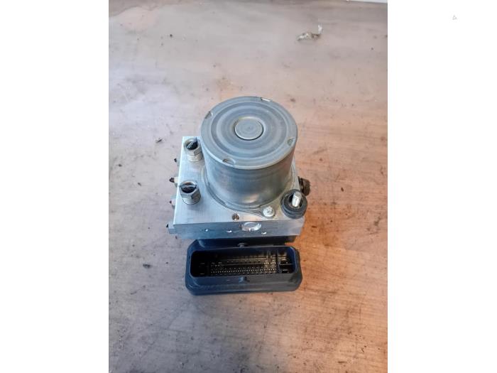 Begagnade ABS-pump Jaguar XE 2.0d 180 16V Pris på förfrågan erbjuds av Autohandel-Smet Gebroeders NV