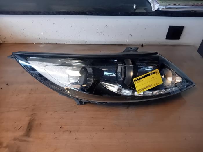 Używane Reflektor prawy Kia Sportage (SL) 1.7 CRDi 16V 4x2 Cena na żądanie oferowane przez Autohandel-Smet Gebroeders NV