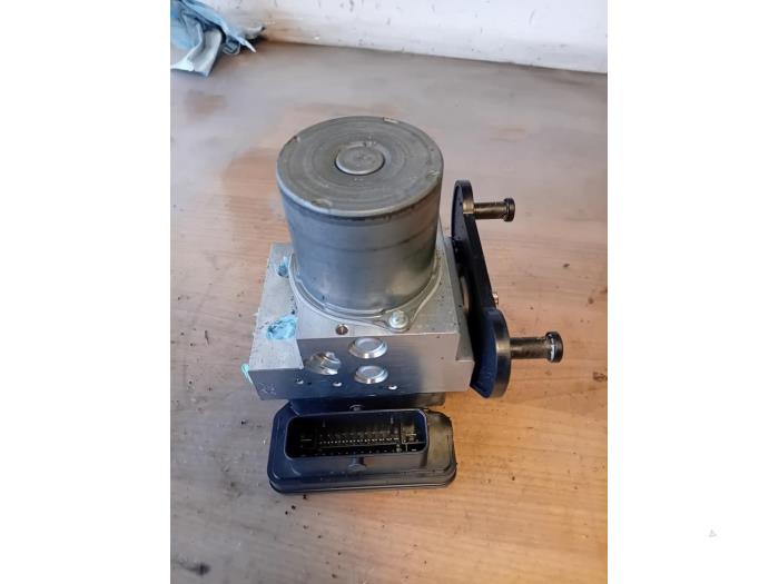 Usagé Pompe ABS Mercedes G AMG (463) 5.5 G 63 AMG V8 32V Prix sur demande proposé par Autohandel-Smet Gebroeders NV