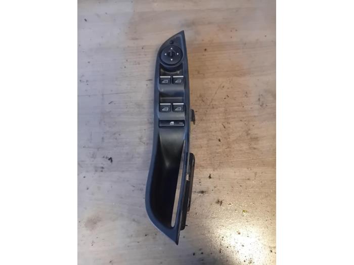 Usados Interruptor combinado de ventanillas Ford Focus 3 1.0 Ti-VCT EcoBoost 12V 100 Precio de solicitud ofrecido por Autohandel-Smet Gebroeders NV
