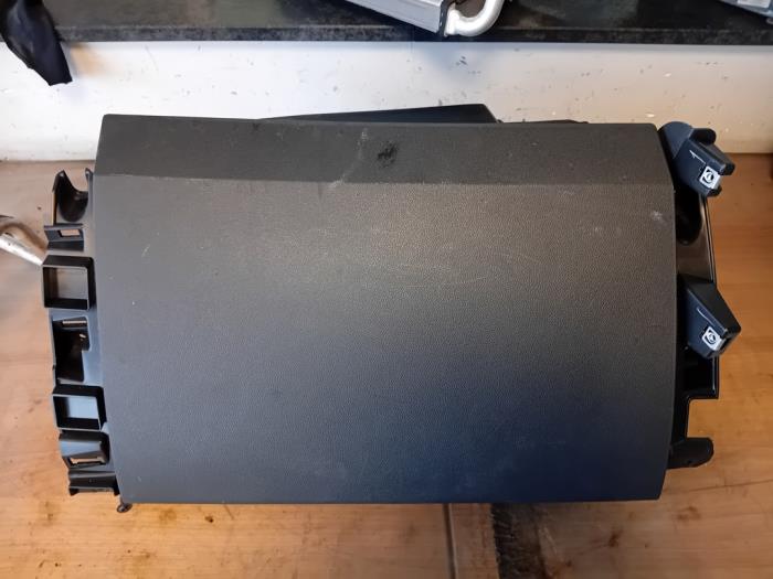 Begagnade Handskfack Renault Master III (EV/HV/UV/VA/VB/VD/VF/VG/VJ) 2.3 dCi 145 16V FWD Pris på förfrågan erbjuds av Autohandel-Smet Gebroeders NV