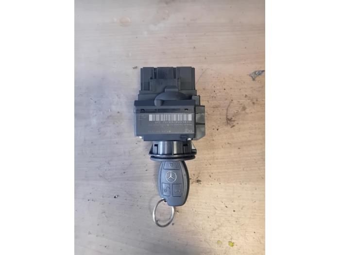 Używane Stacyjka + Kluczyk Mercedes Sprinter 3t (906.61) 213 CDI 16V Cena na żądanie oferowane przez Autohandel-Smet Gebroeders NV