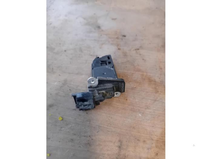 Begagnade Luftflödesmätare Citroen Jumper (U9) 2.2 Blue HDi 120 Pris på förfrågan erbjuds av Autohandel-Smet Gebroeders NV
