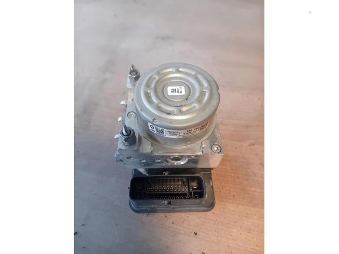 Begagnade ABS-pump Dacia Jogger 1.0 TCe 110 12V Pris på förfrågan erbjuds av Autohandel-Smet Gebroeders NV
