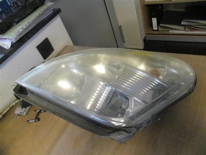 Używane Reflektor lewy Iveco New Daily IV 35C14V, 35C14V/P, 35S14V, 35S14V/P Cena na żądanie oferowane przez Autohandel-Smet Gebroeders NV