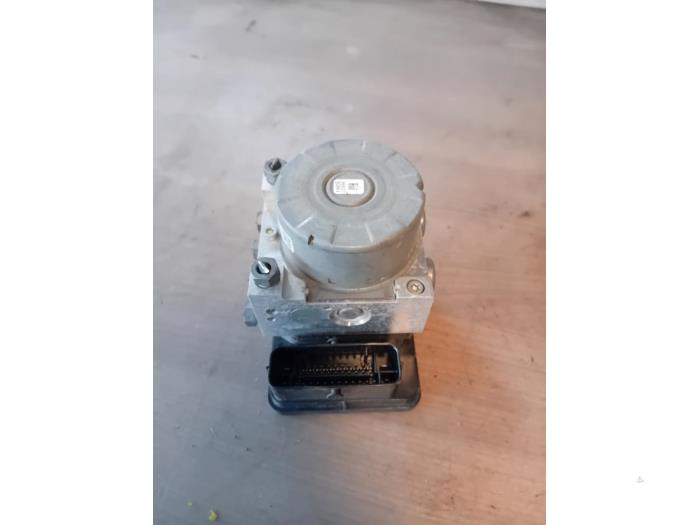 Begagnade ABS-pump Ford Transit Courier 1.0 Ti-VCT EcoBoost 12V Pris på förfrågan erbjuds av Autohandel-Smet Gebroeders NV