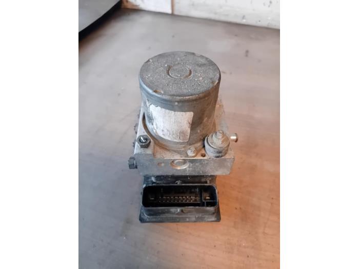 Używane Pompa ABS Renault Master III (EV/HV/UV/VA/VB/VD/VF/VG/VJ) 2.3 dCi 150 16V FWD Cena na żądanie oferowane przez Autohandel-Smet Gebroeders NV