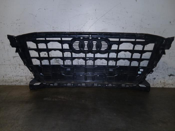 Używane Grill Audi Q2 (GAB/GAG) 1.5 35 TFSI 16V Cena na żądanie oferowane przez Autohandel-Smet Gebroeders NV