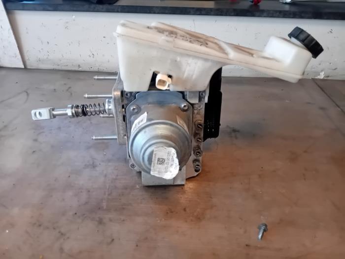 Begagnade ABS-pump Ford Focus 4 1.0 EcoBoost 12V Hybrid 125 Pris på förfrågan erbjuds av Autohandel-Smet Gebroeders NV