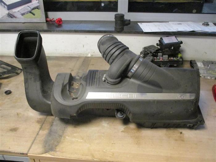 Begagnade Luftfilterhus Porsche 911 (997) 3.6 24V Carrera Pris på förfrågan erbjuds av Autohandel-Smet Gebroeders NV