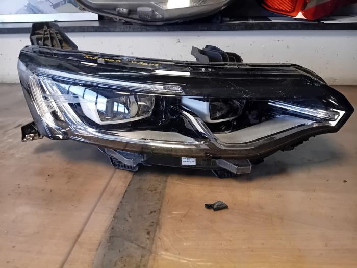 Używane Reflektor prawy Renault Talisman Estate (RFDK) 1.6 dCi 130 Cena na żądanie oferowane przez Autohandel-Smet Gebroeders NV