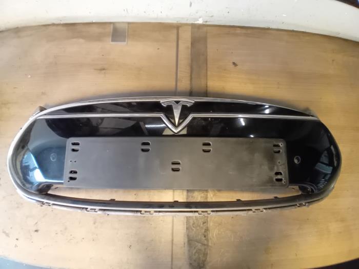 Używane Grill Tesla Model S 85D Cena na żądanie oferowane przez Autohandel-Smet Gebroeders NV