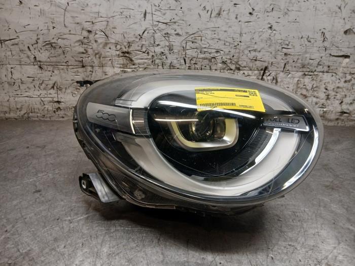 Używane Reflektor prawy Fiat 500X (334) 1.0 FireFly Turbo 114 12V Cena € 484,00 Z VAT oferowane przez Autohandel-Smet Gebroeders NV