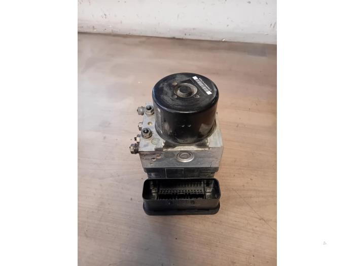 Begagnade ABS-pump Volkswagen Caddy III (2KA,2KH,2CA,2CH) 1.6 TDI 16V Pris på förfrågan erbjuds av Autohandel-Smet Gebroeders NV
