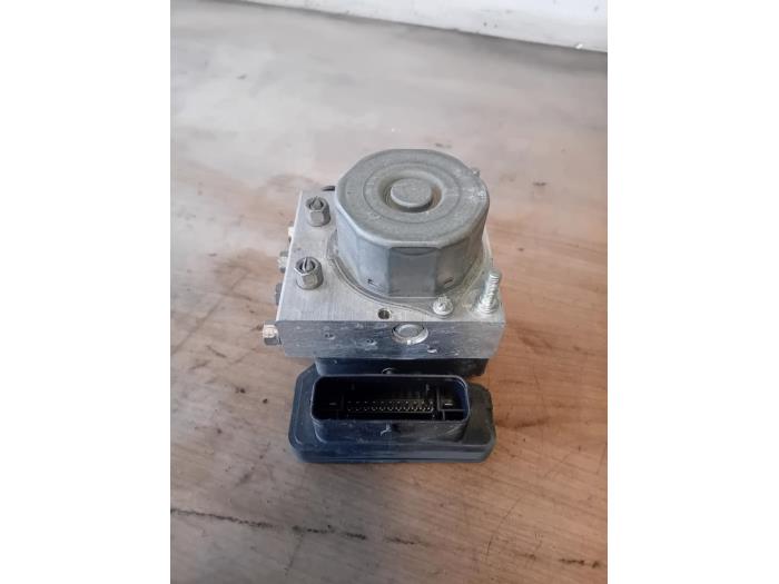 Usagé Bloc ABS Dacia Logan MCV II/III/Sandero Wagon 0.9 TCE 12V Prix sur demande proposé par Autohandel-Smet Gebroeders NV