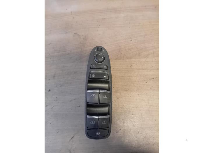 Usados Interruptor combinado de ventanillas Infiniti Q50 (V37) 2.2 D Precio de solicitud ofrecido por Autohandel-Smet Gebroeders NV