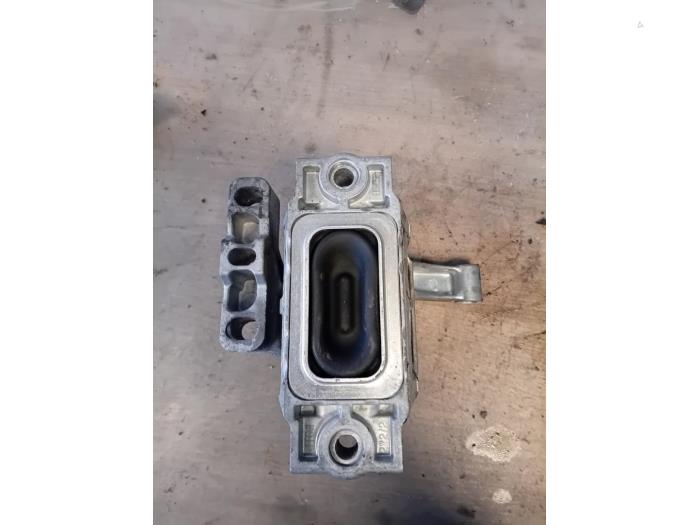 Engine mount from a Volkswagen Tiguan (5N1/2) 2.0 TDI 16V 4Motion 2013