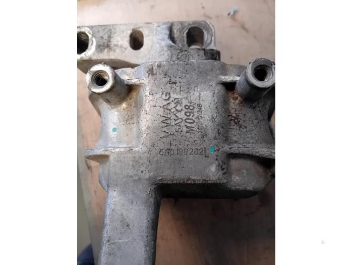 Engine mount from a Volkswagen Tiguan (5N1/2) 2.0 TDI 16V 4Motion 2013