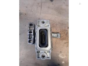 Engine mount from a Volkswagen Tiguan (5N1/2) 2.0 TDI 16V 4Motion 2013