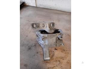 Engine mount from a Volkswagen Tiguan (5N1/2) 2.0 TDI 16V 4Motion 2013