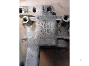 Engine mount from a Volkswagen Tiguan (5N1/2) 2.0 TDI 16V 4Motion 2013