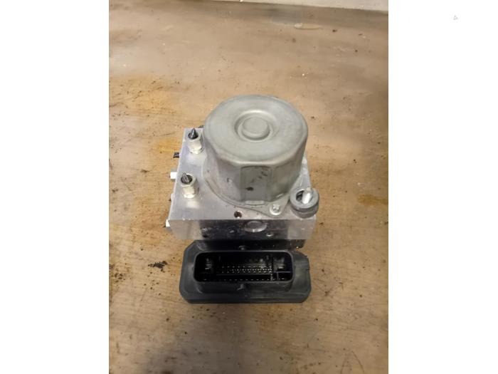 Begagnade ABS-pump Nissan X-Trail (T32) 1.7 dCi Pris på förfrågan erbjuds av Autohandel-Smet Gebroeders NV