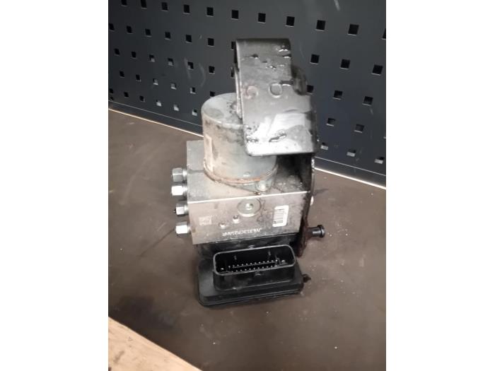 Begagnade ABS-pump Jeep Grand Cherokee (WK/WK2) 3.0 CRD V6 24V Pris på förfrågan erbjuds av Autohandel-Smet Gebroeders NV
