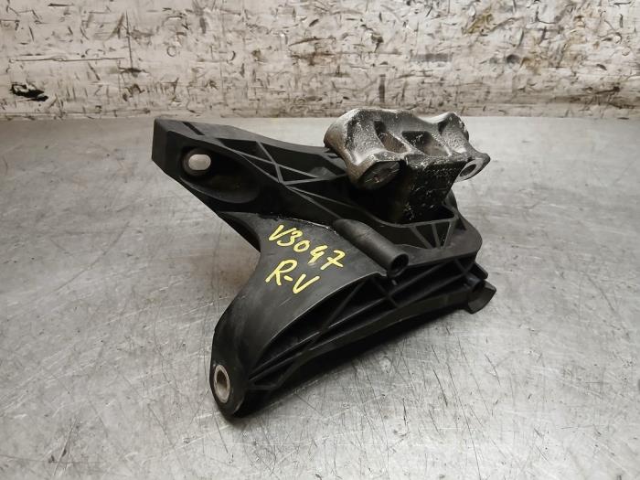 Used Engine mount Peugeot 508 (F3/FB/FH/FP) 1.6 16V Hybrid 225 Price € 90,75 Inclusive VAT offered by Autohandel-Smet Gebroeders NV