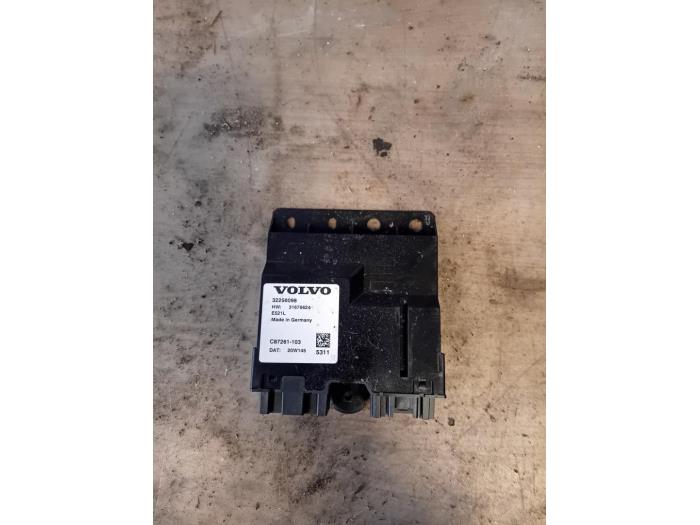 Używane Modul silnika tylnej klapy Volvo V60 II (ZW) 2.0 T6 16V Twin Engine Cena € 181,50 Z VAT oferowane przez Autohandel-Smet Gebroeders NV