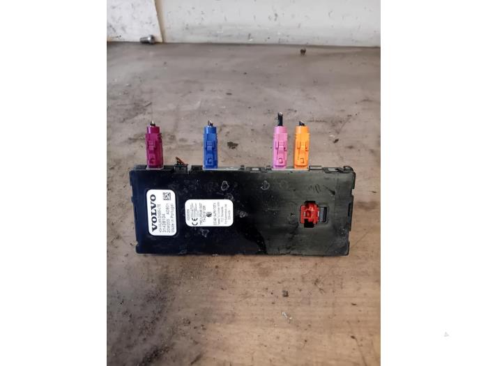 Używane Antena GPS Volvo V60 II (ZW) 2.0 T6 16V Twin Engine Cena € 60,50 Z VAT oferowane przez Autohandel-Smet Gebroeders NV