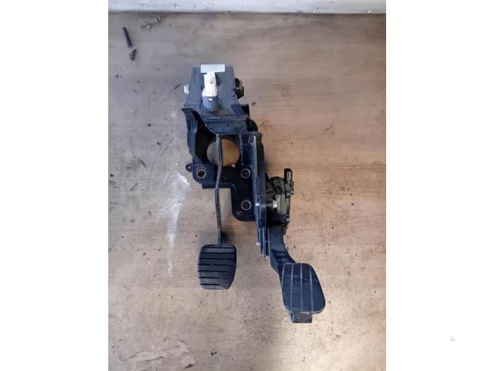 Gebrauchte Pedale Set Renault Master III (FV) 2.3 dCi 125 16V FWD Preis auf Anfrage angeboten von Autohandel-Smet Gebroeders NV