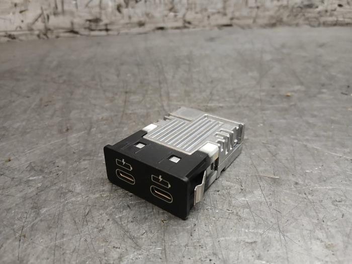 Używane Wtyczka USB BMW 3 serie Touring (G21) 330e 2.0 TwinPower Turbo 16V Cena € 24,20 Z VAT oferowane przez Autohandel-Smet Gebroeders NV