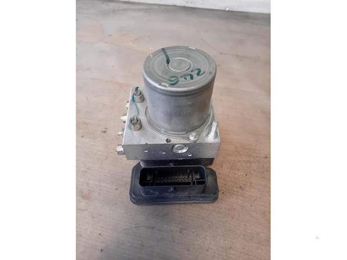 Begagnade ABS-pump Nissan Juke (F16) 1.0 DIG-T 117 12V Pris på förfrågan erbjuds av Autohandel-Smet Gebroeders NV