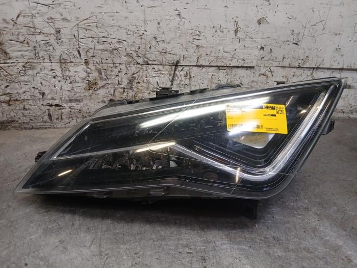 Używane Reflektor lewy Seat Leon (5FB) 1.6 TDI 16V Cena na żądanie oferowane przez Autohandel-Smet Gebroeders NV