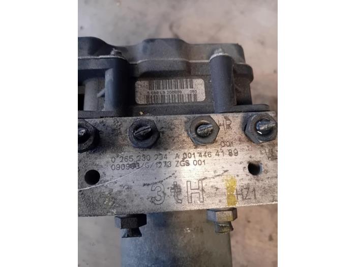 ABS Pumpe van een Volkswagen Crafter 2.5 TDI 30/32/35/46/50 2010